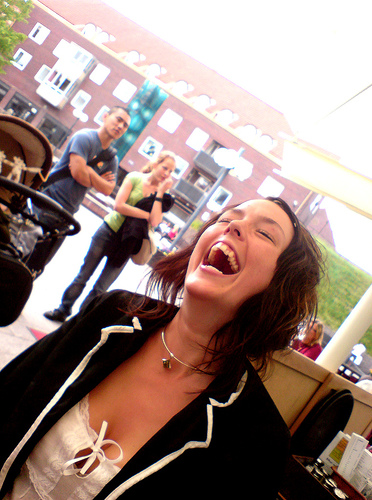 צחוק עוזר להתגבר על כאב - התמונה של M. Johansson, פליקר